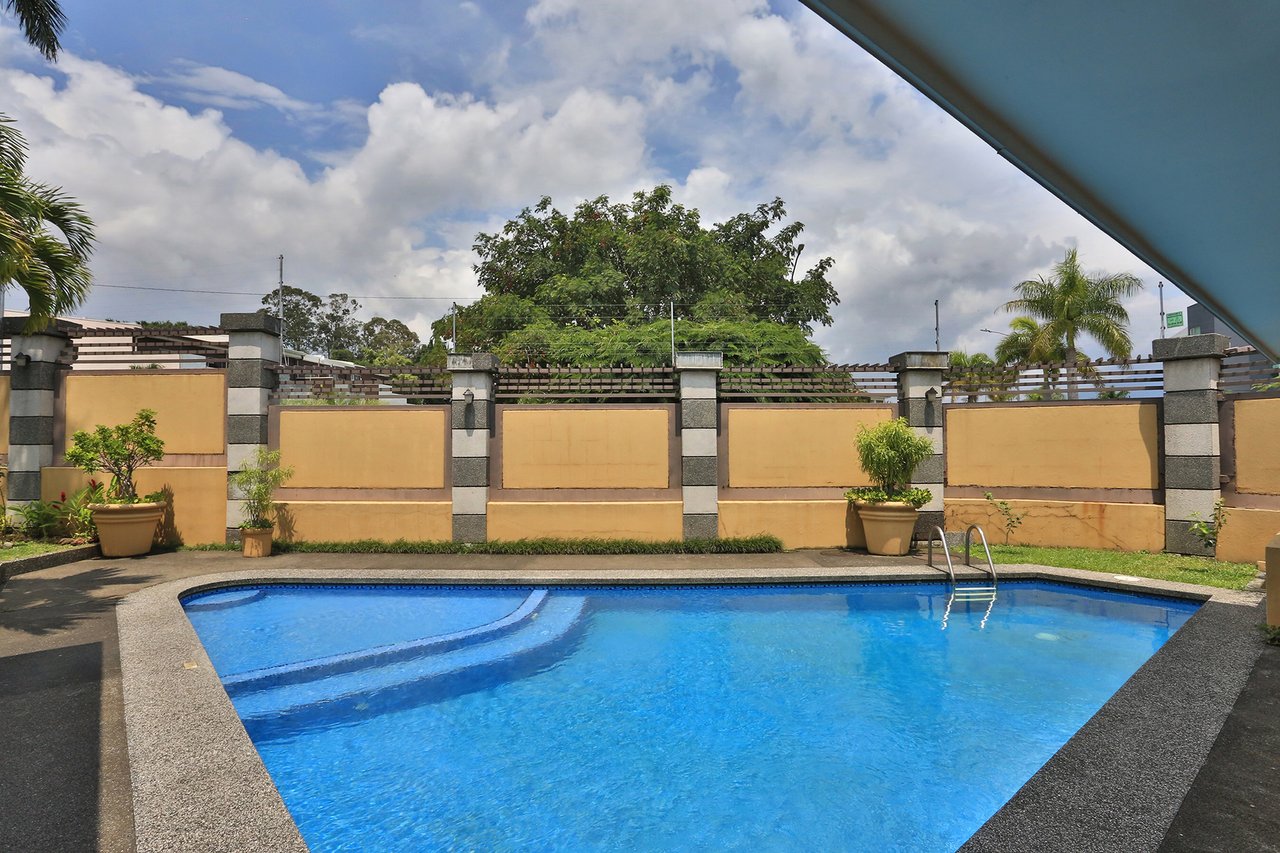 Spacious Terrace Gated Townhome, Heredia