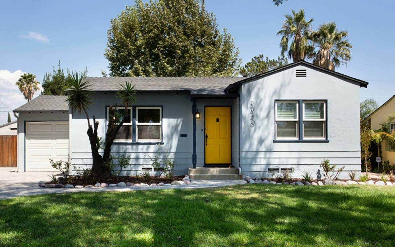 Adorable Noho Bungalow With Entertaining-ready Backyard