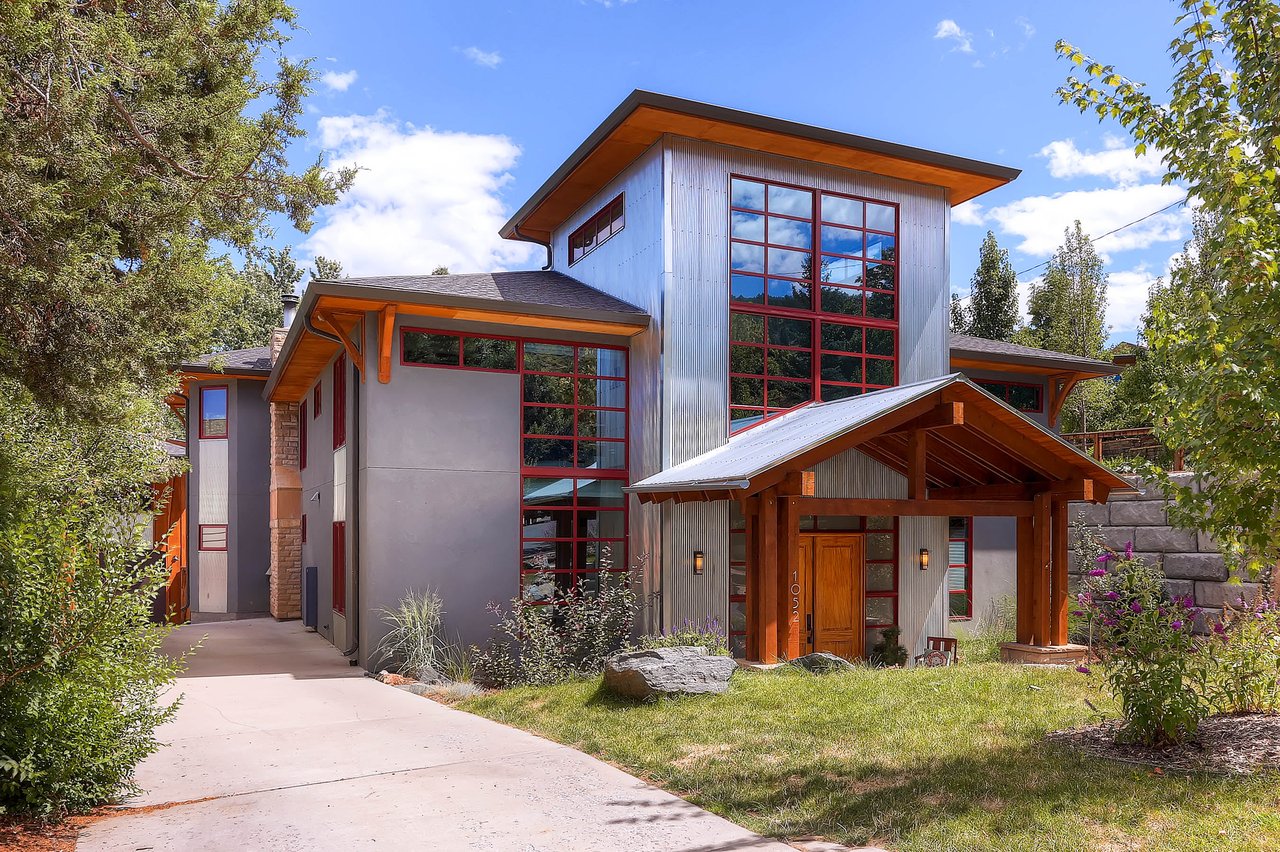 1052 Rosehill Dr