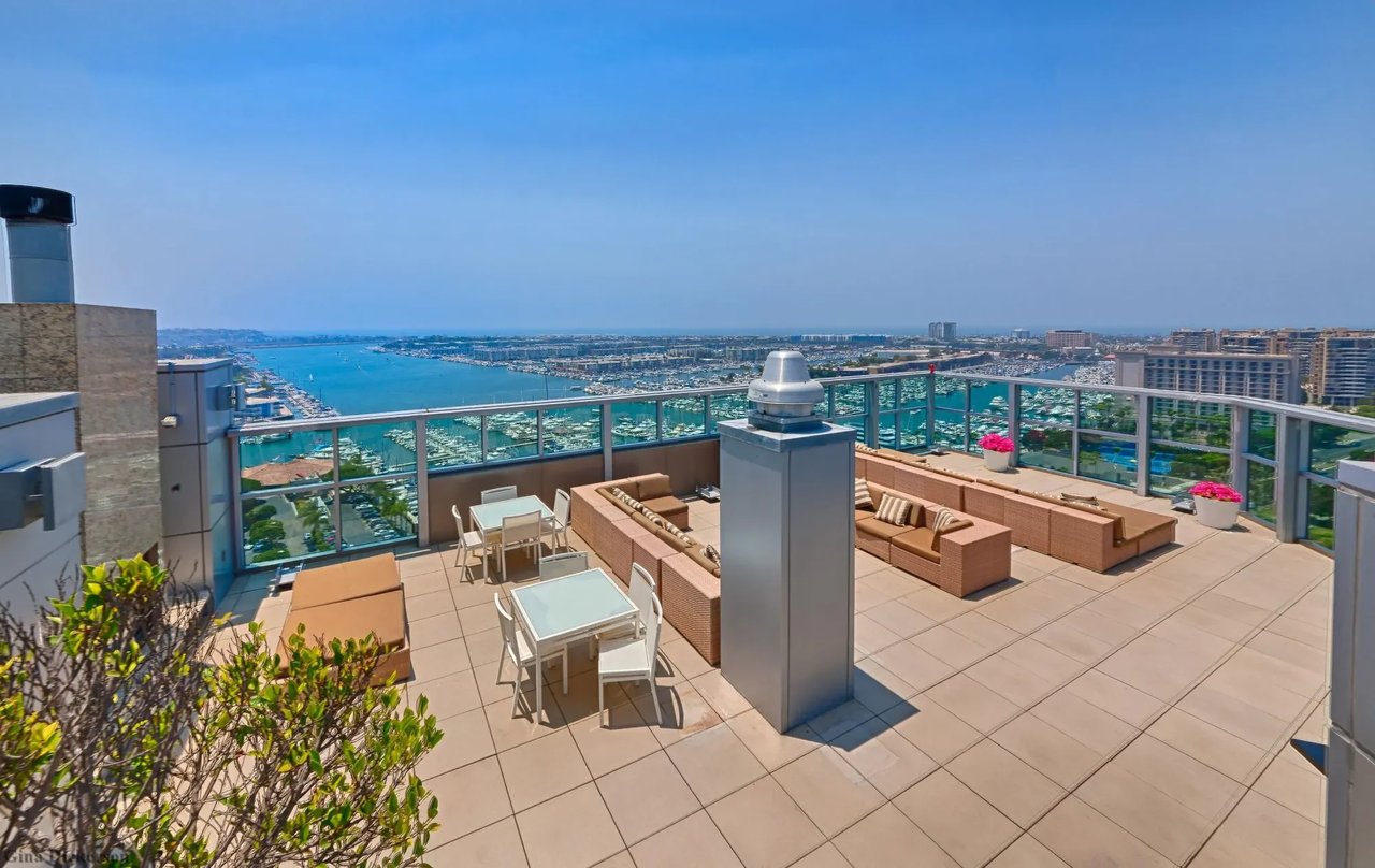 13700 Marina Pointe Dr, 317