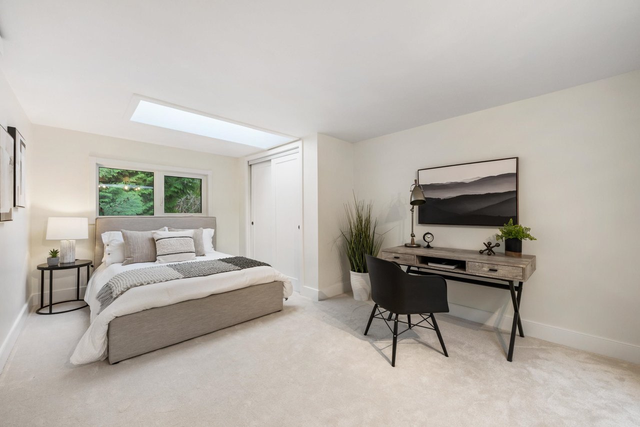 25-4957 Marine Dr