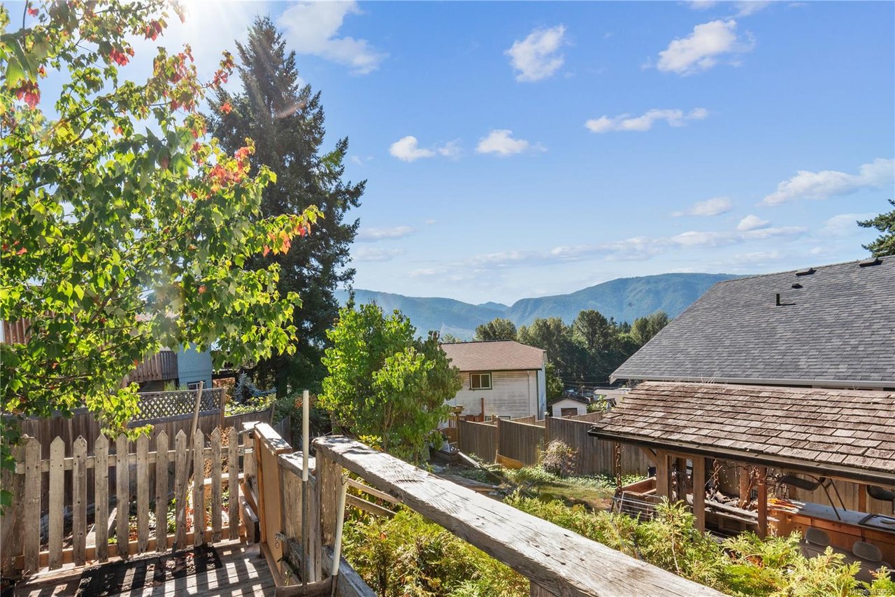 305 Lake Park Rd, Lake Cowichan