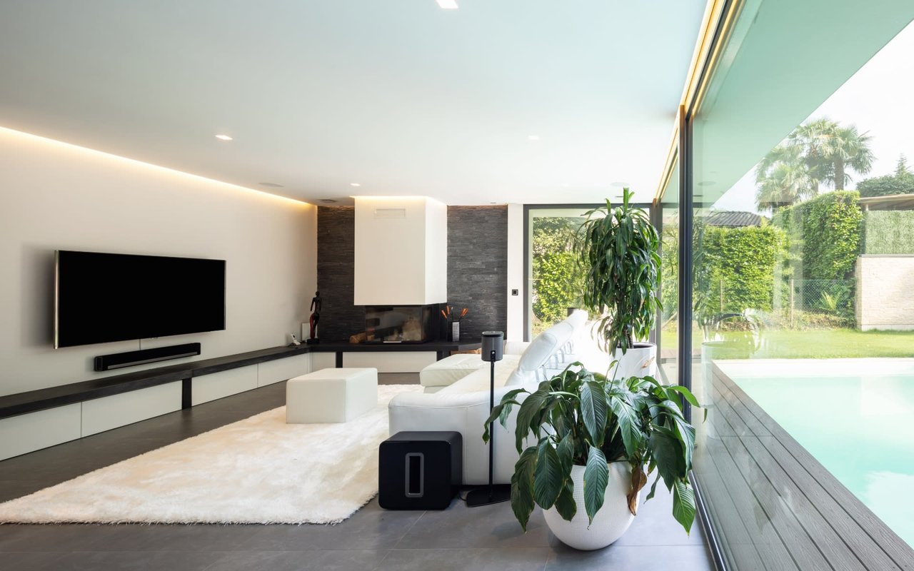 3640 Mandeville Canyon Rd