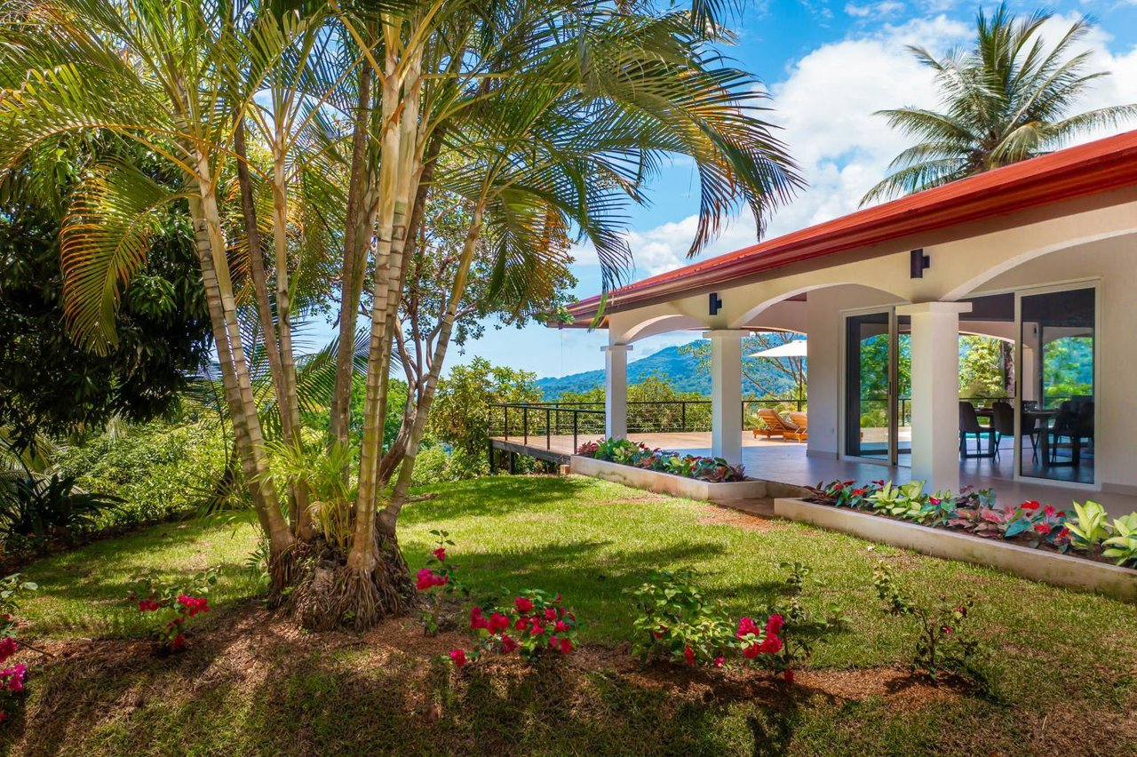 Luxurious Ocean-view Villa:  Your Paradise in Uvita