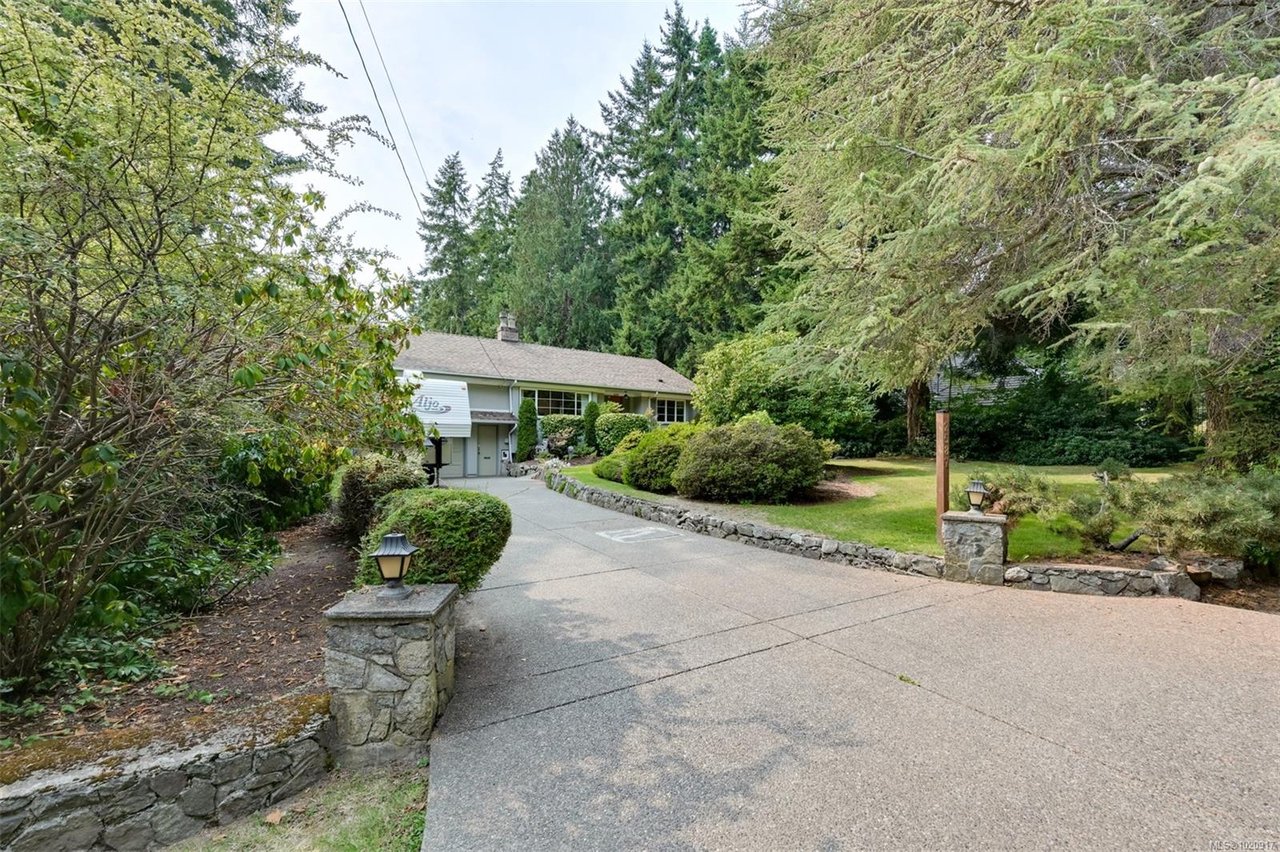 2587 MacDonald Dr