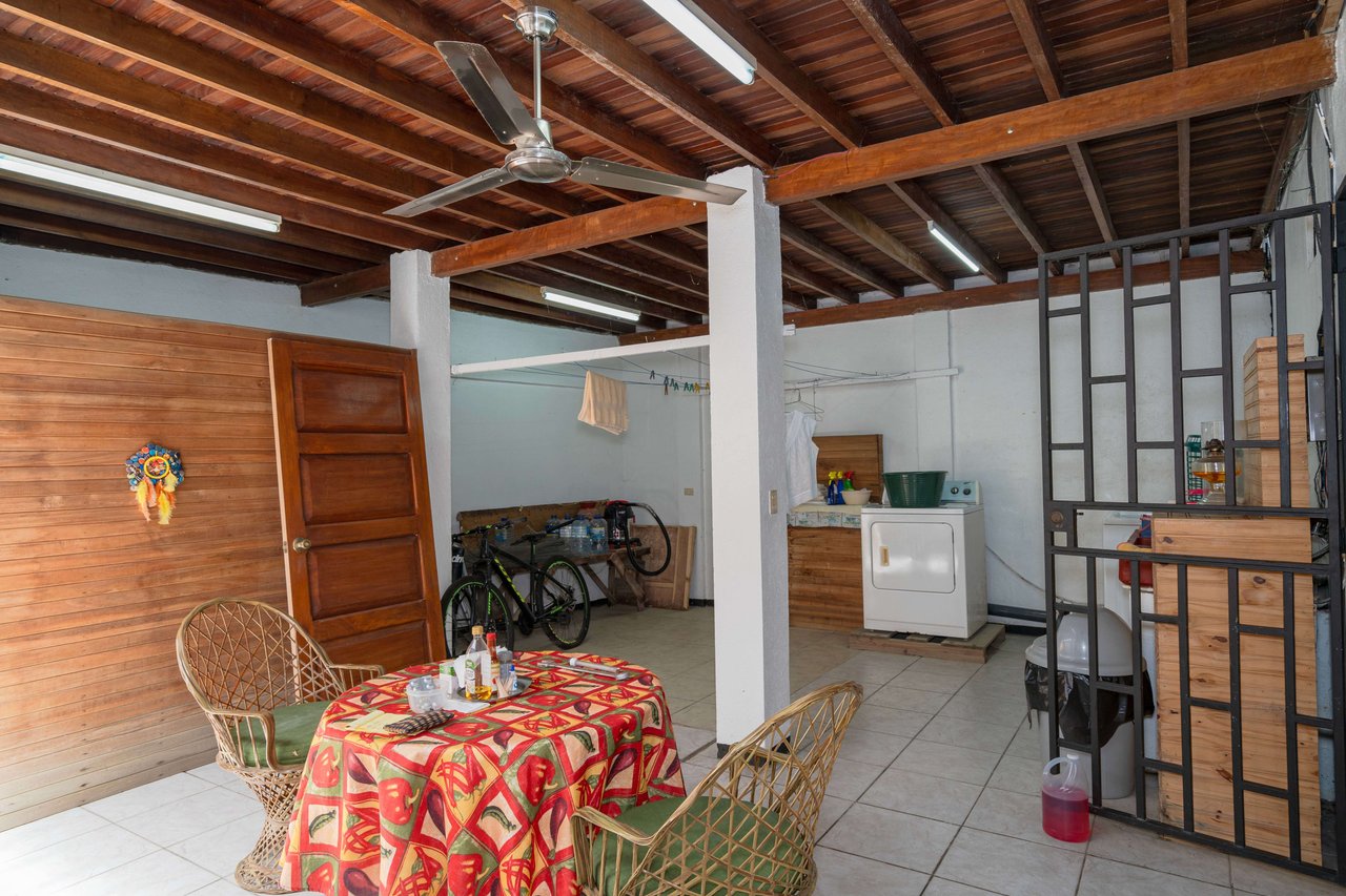 2-Story 4-Bedroom Quepos home, great location!