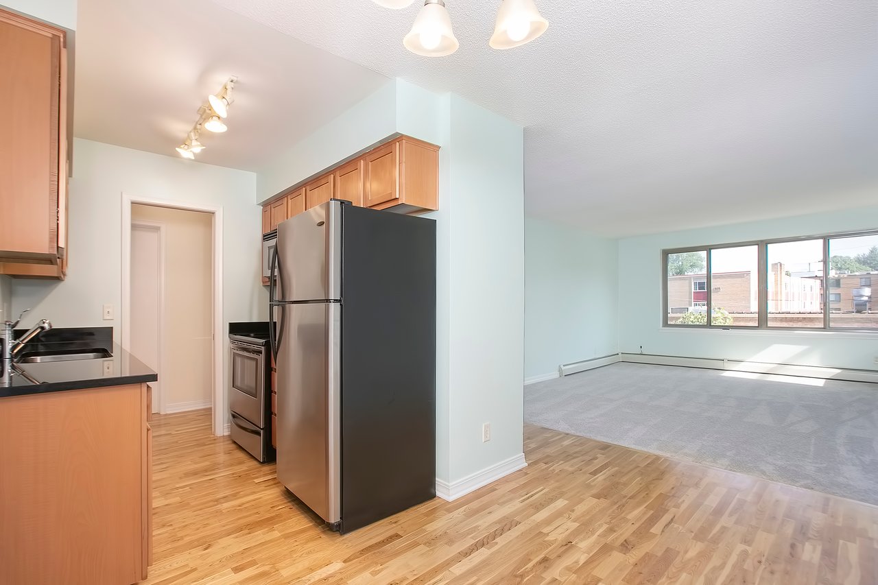 Top Floor Condo in Linden Hills!