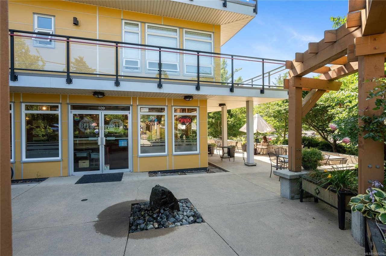 106-935 Cloverdale Ave, Saanich