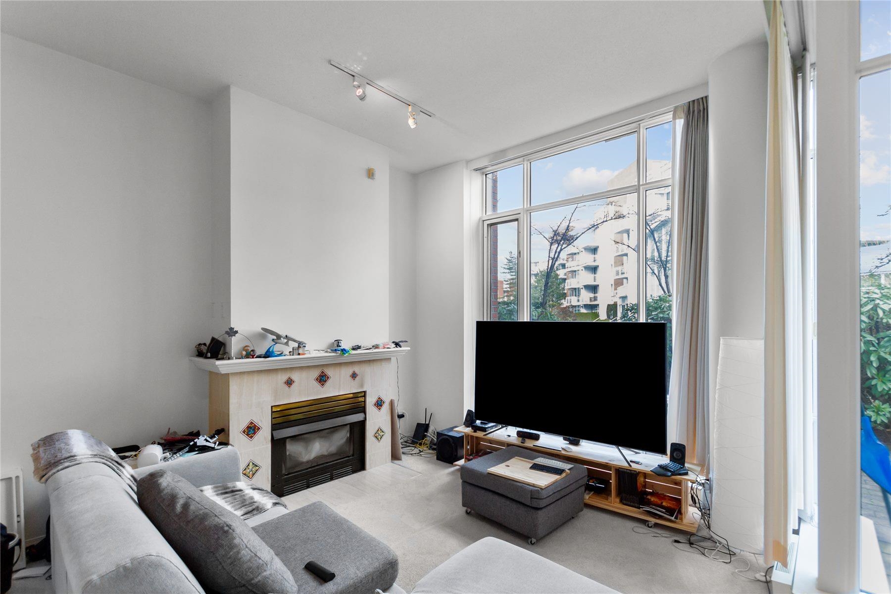 104-651 W 45th Ave