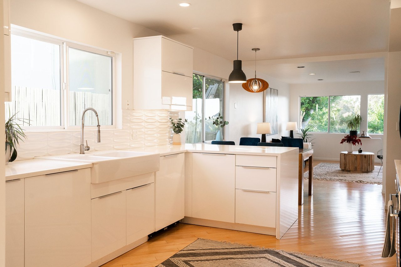 deLIGHTfull Mid Century in the Studio City "Donas"