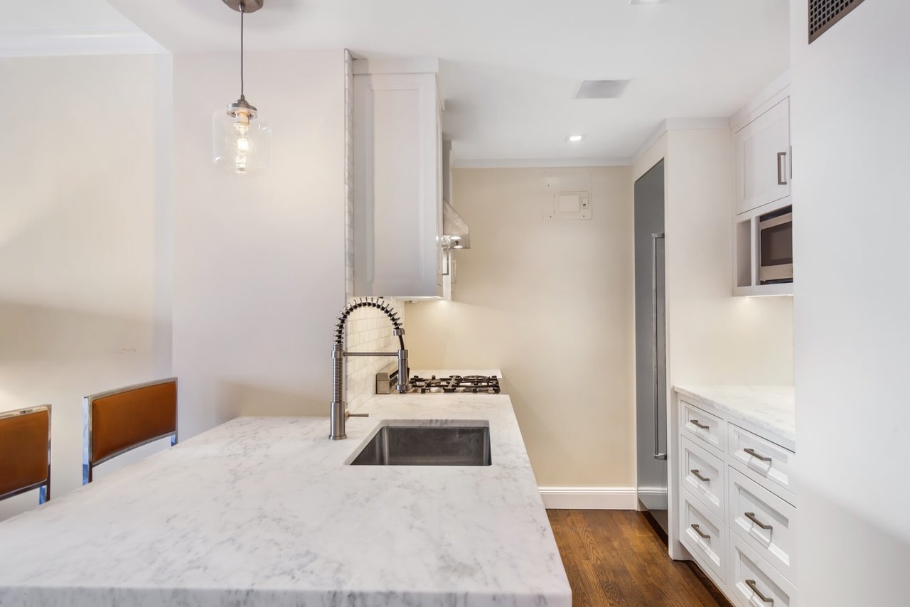 210 E 15th St, #7L