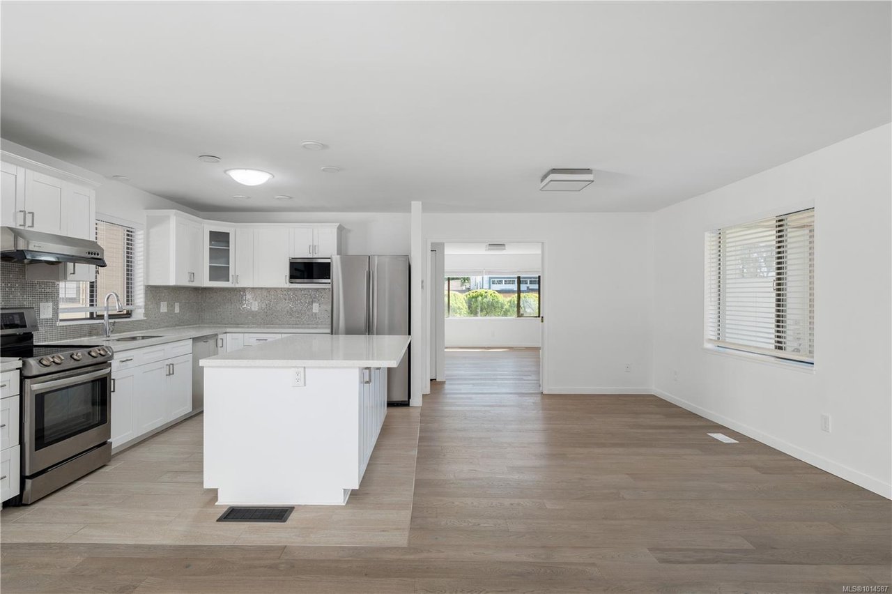 4101 Scoones Pl, Saanich