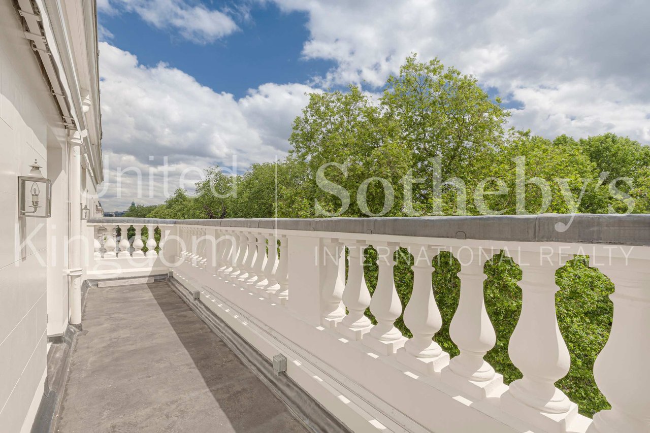 Eaton Square Penthouse 