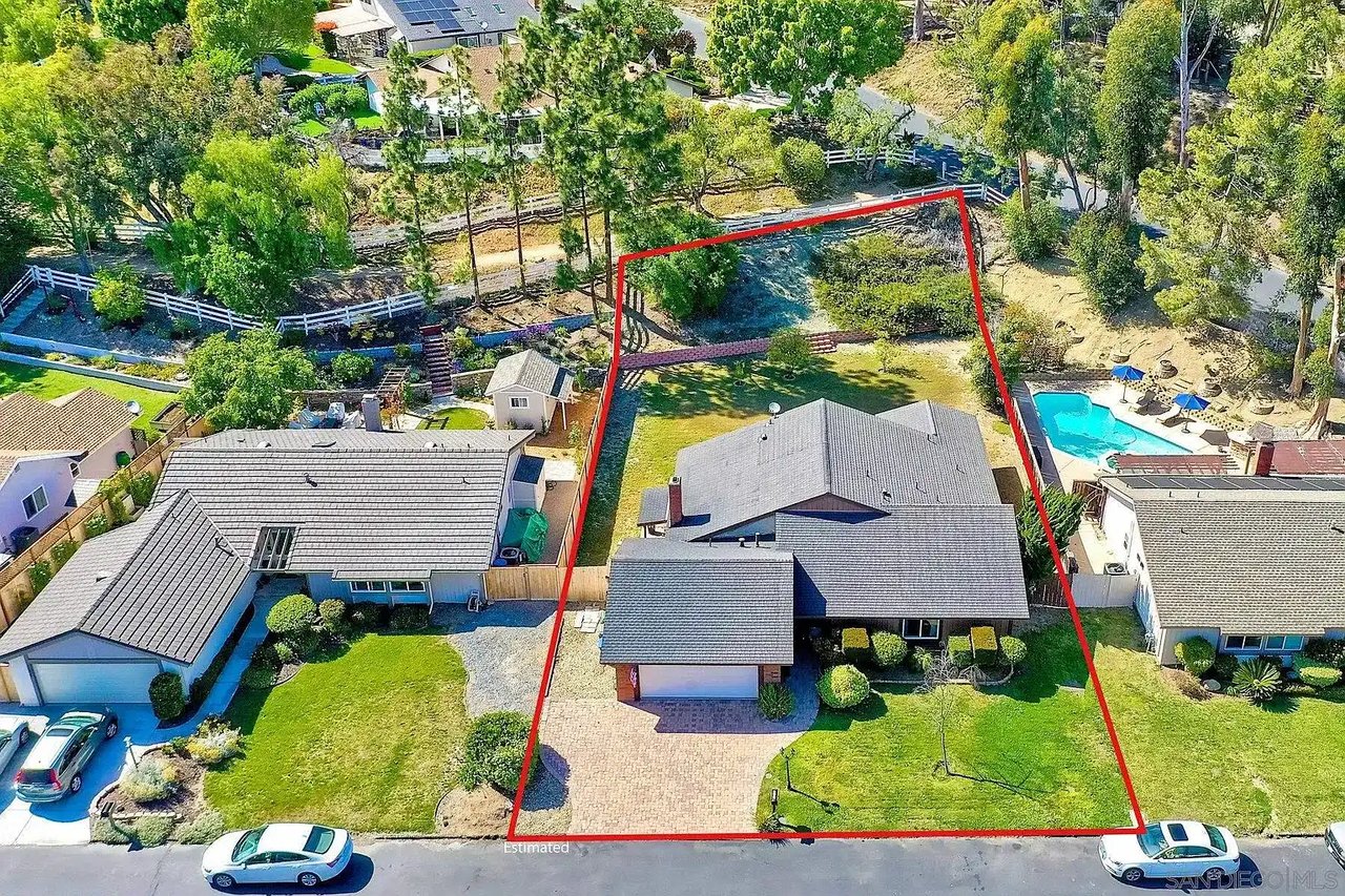 1021 Silver Stallion Dr Vista  