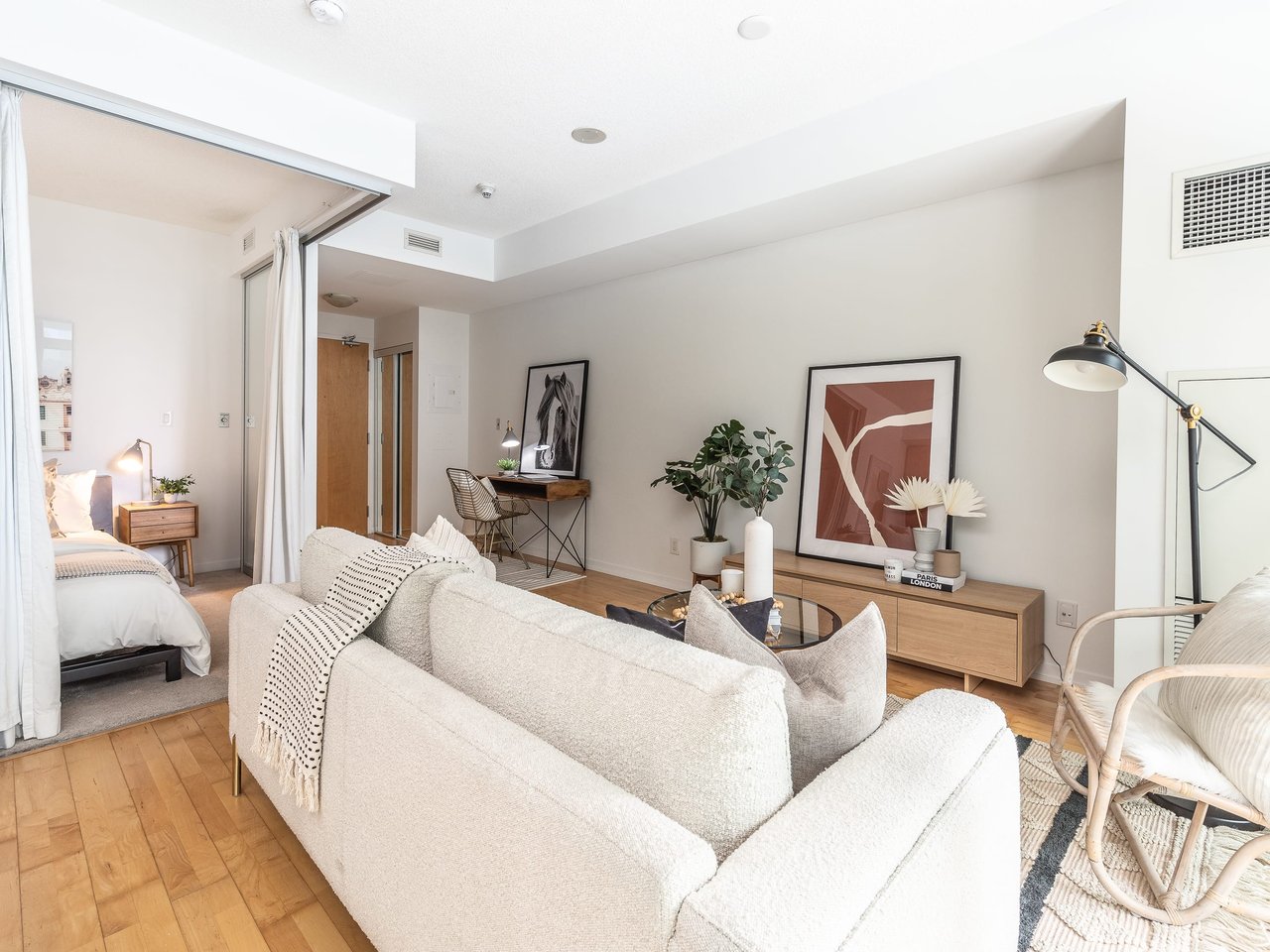 SOUTH SUITE IN MAPLE LEAF SQUARE
