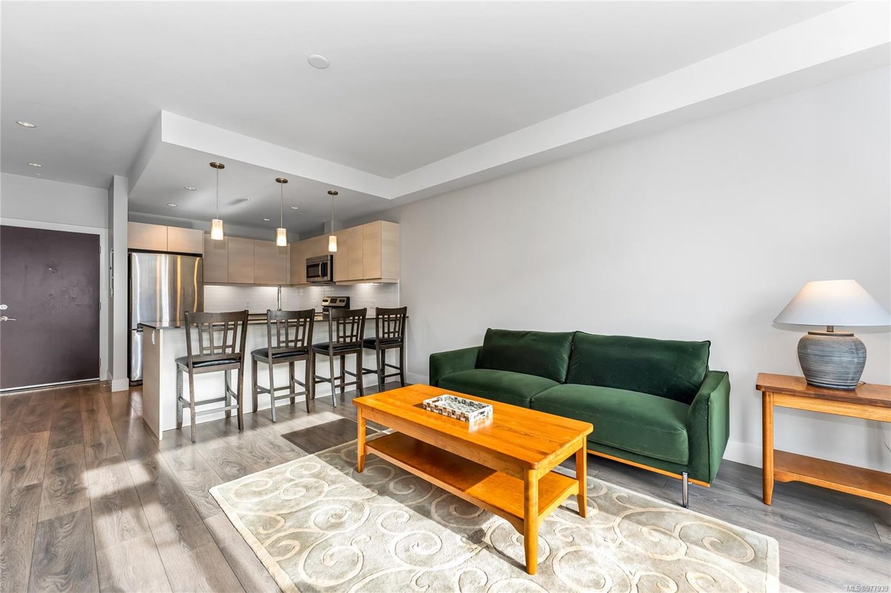 302-3815 Rowland Ave