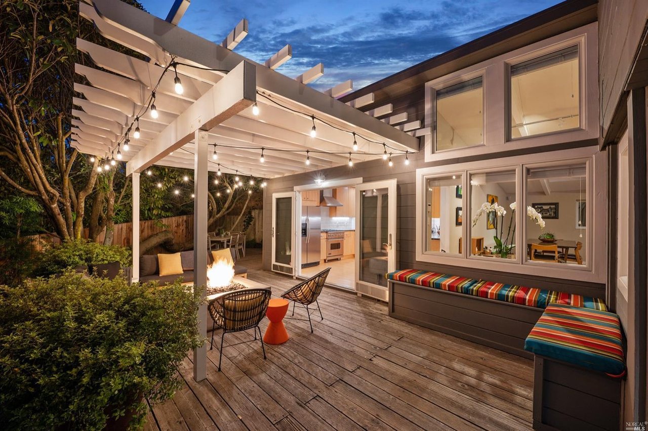 2 Cedarwood Ln