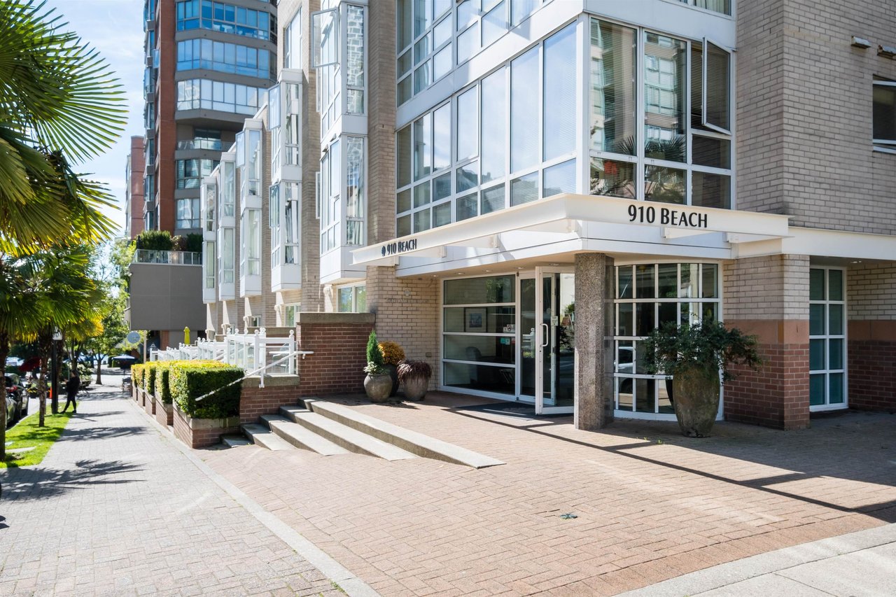 208-910 Beach Avenue, Vancouver