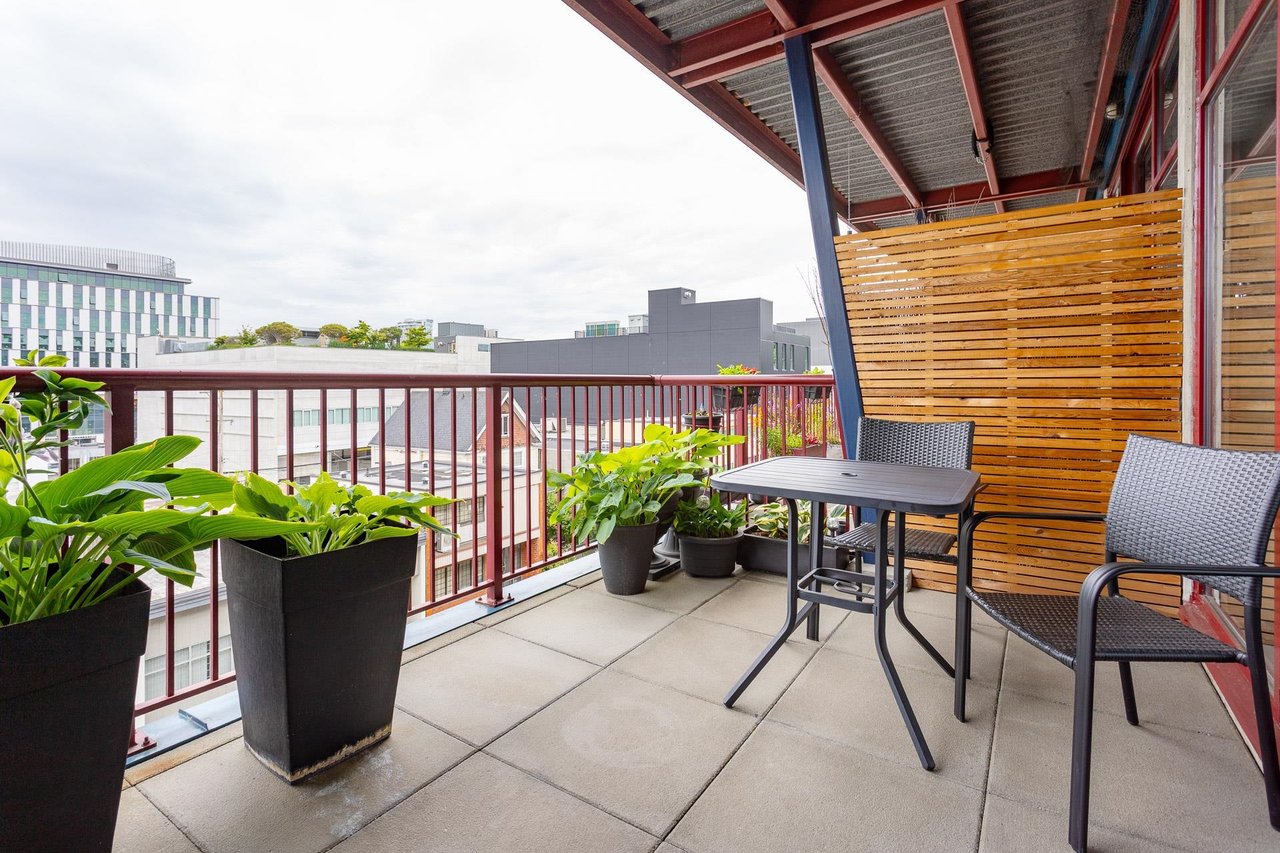 303-128 W 6th Ave