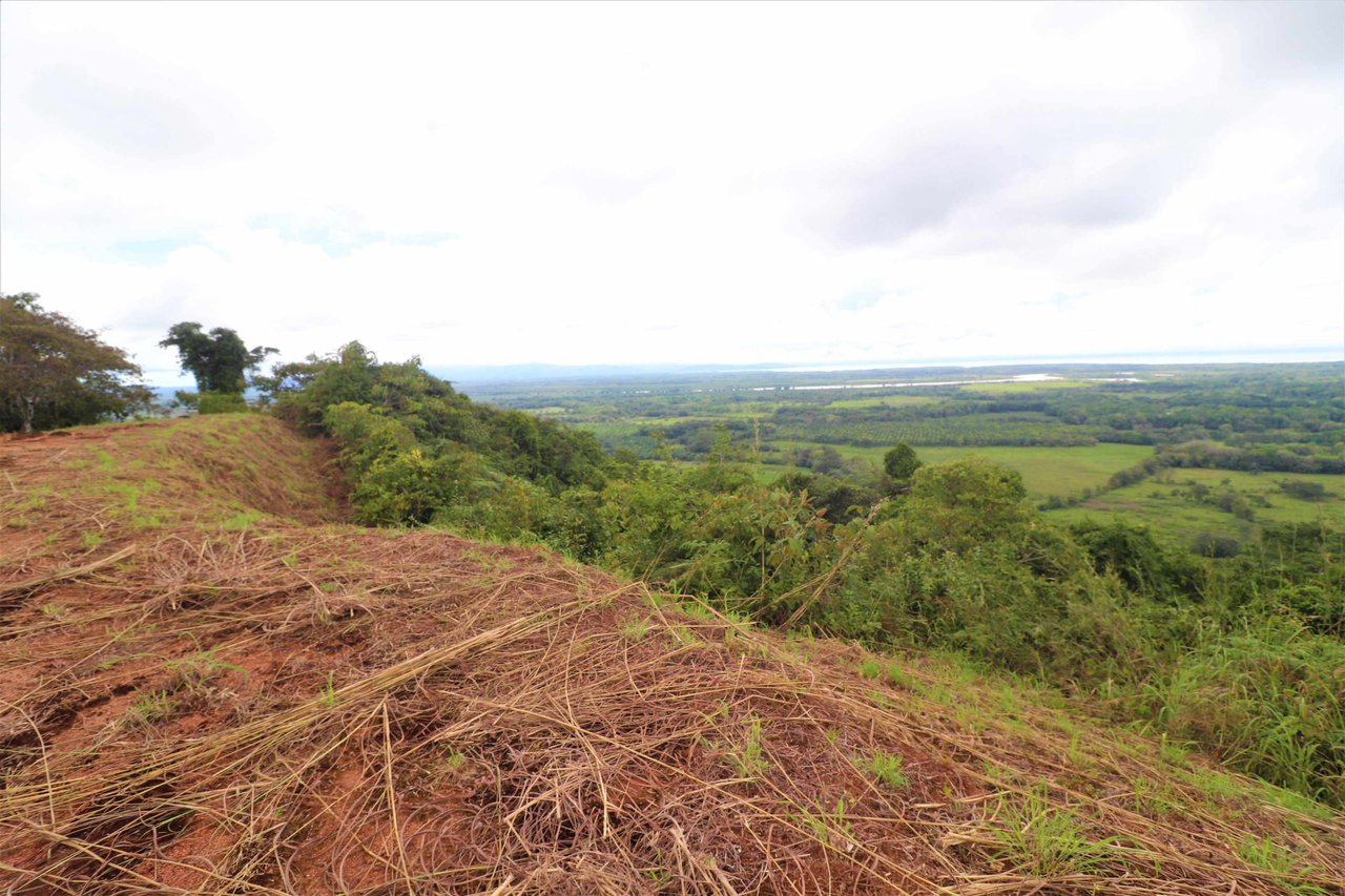 9 acres property with 360 panoramic views and 80m highway frontage