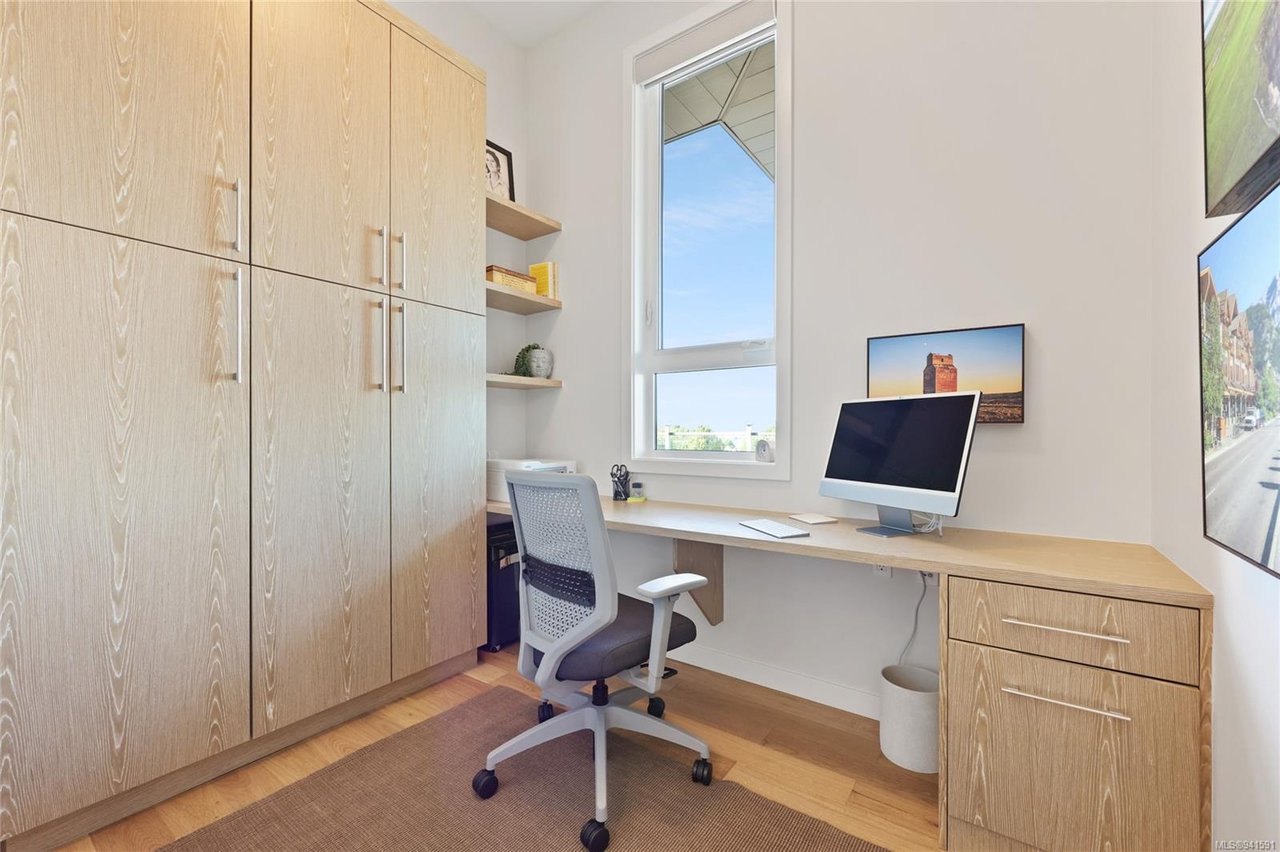 403-1018 Pentrelew Pl