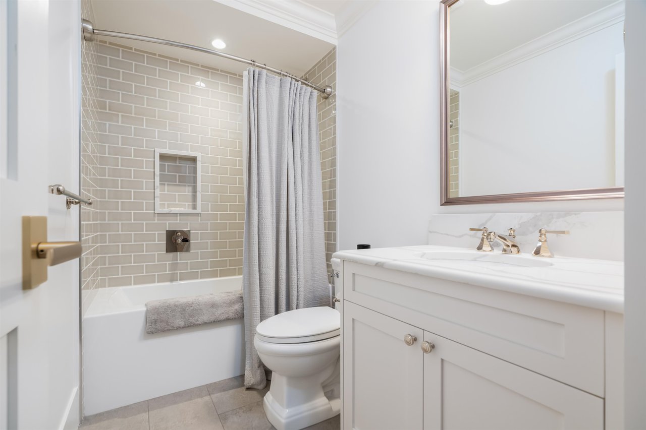 3176 Burrard St