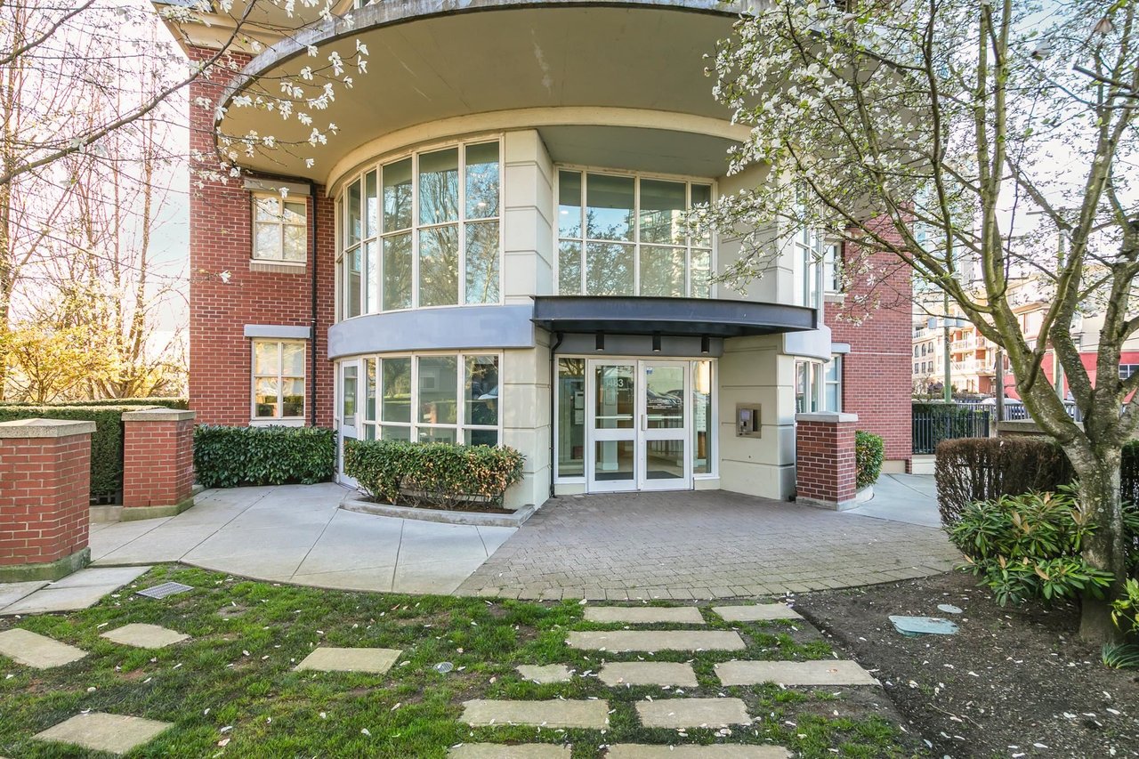1251-1483 E King Edward Ave