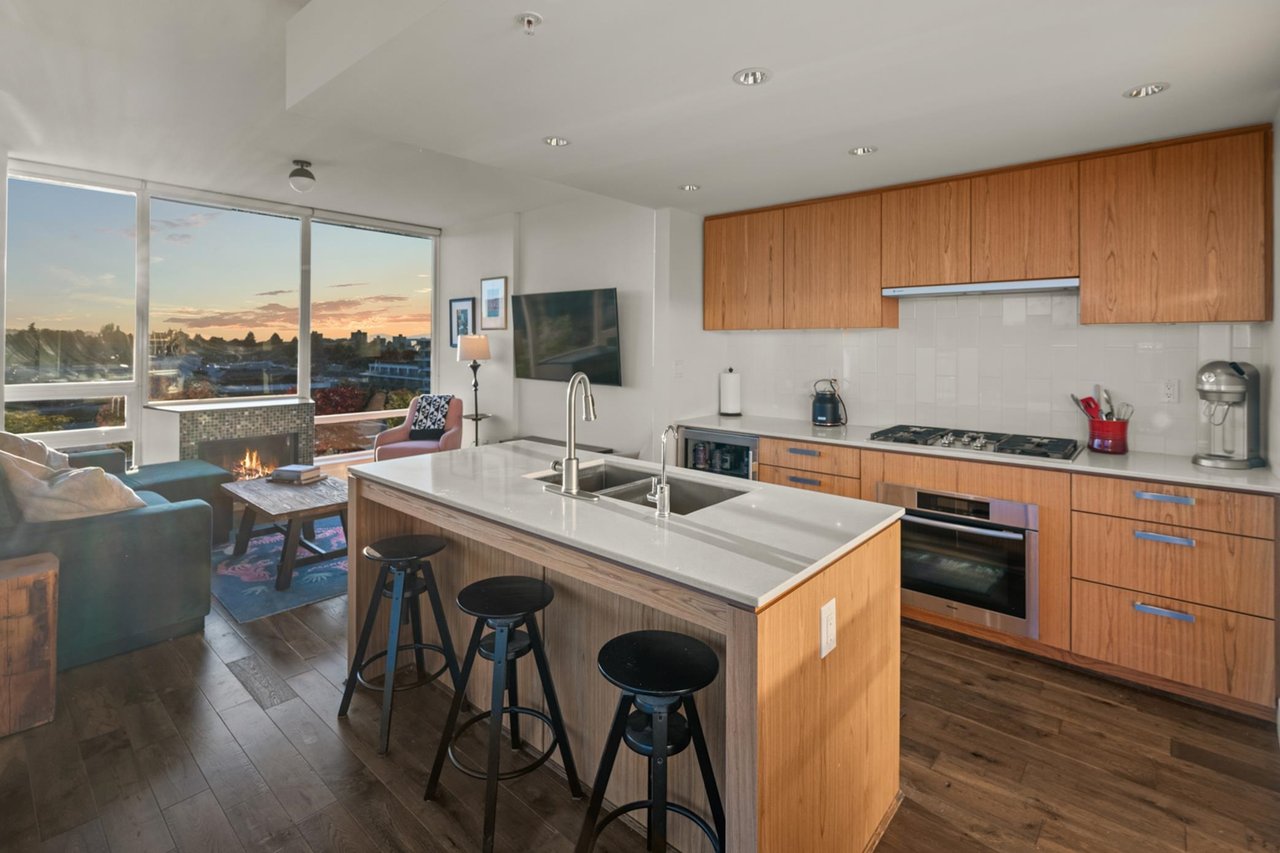 902-1675 W 8th Ave