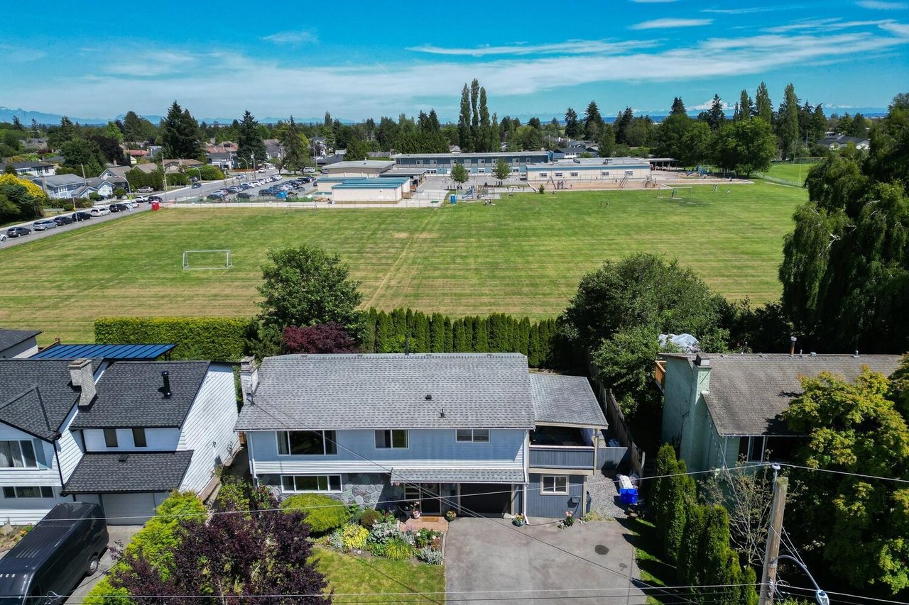 4352 49 St