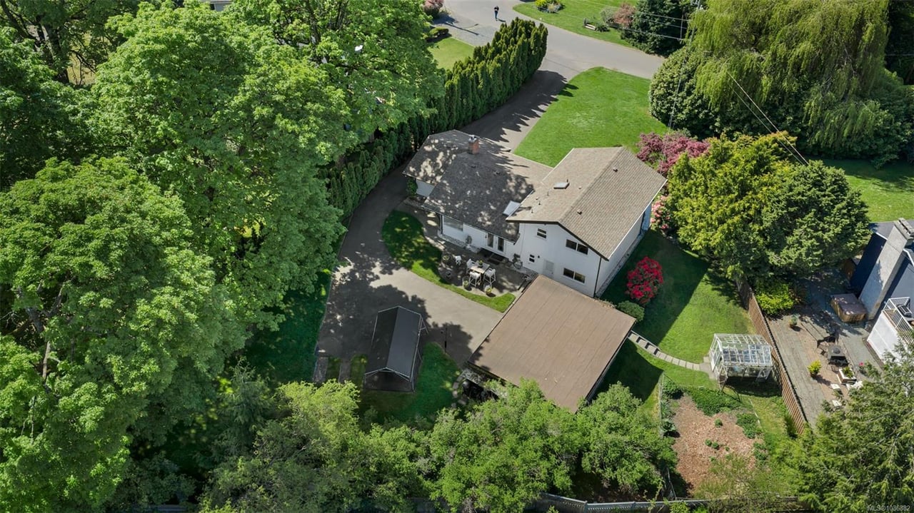 989 Abbey Rd, Saanich