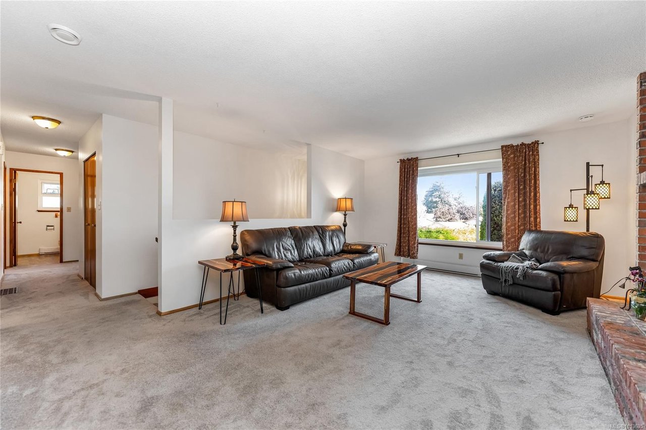7678 Grieve Cres