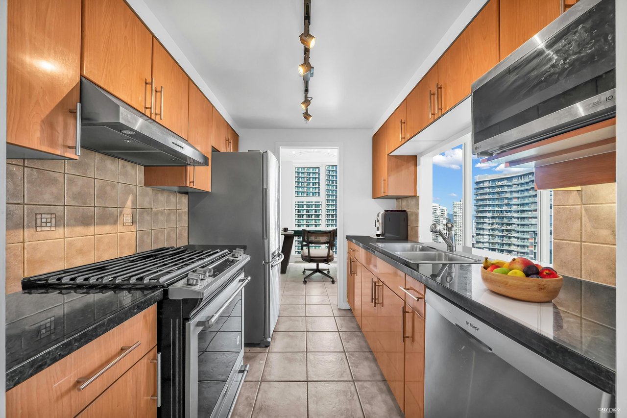 2207-1077 Marinaside Crescent, Vancouver