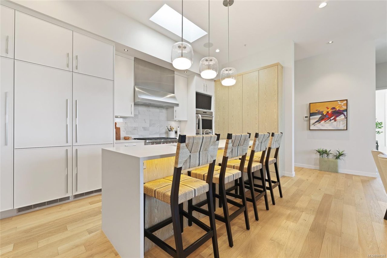 403-1018 Pentrelew Pl