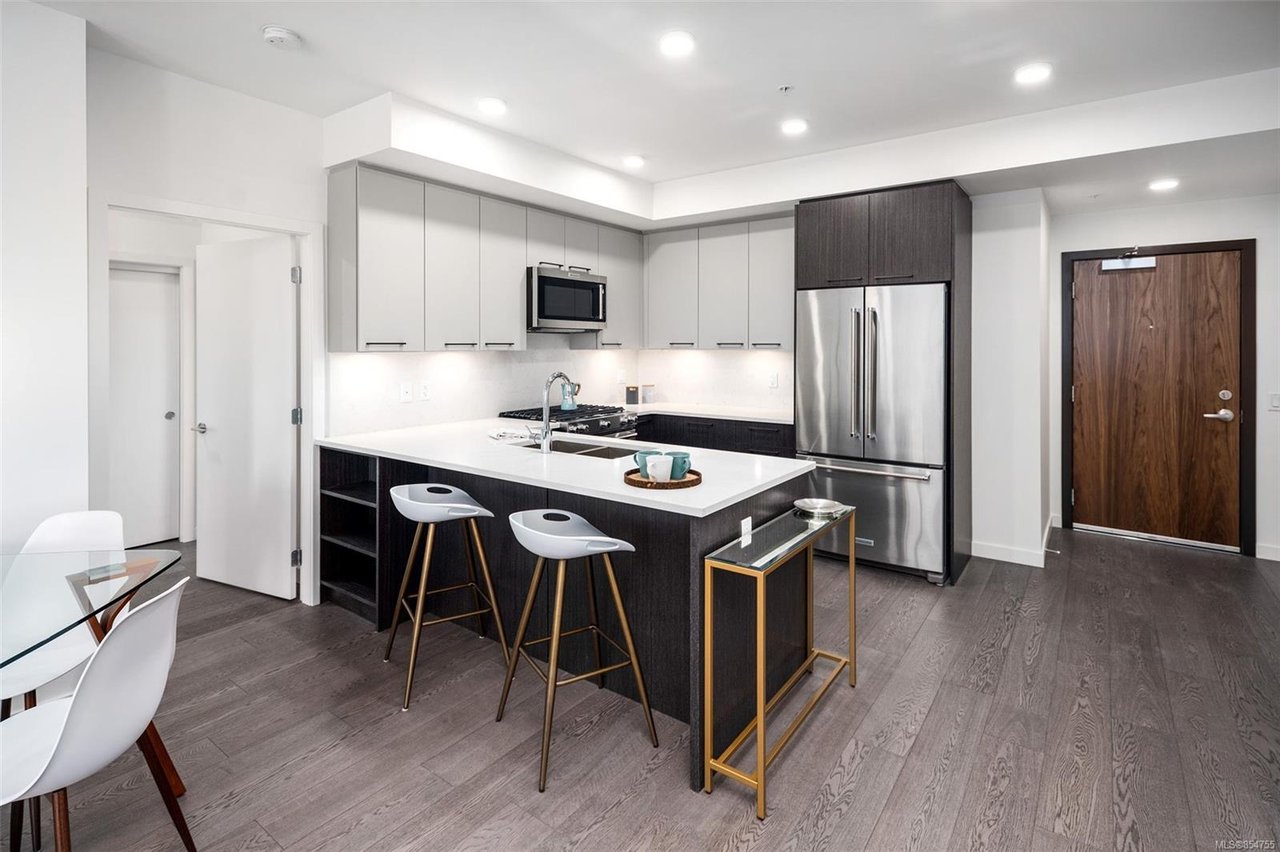 404-7162 W Saanich Rd