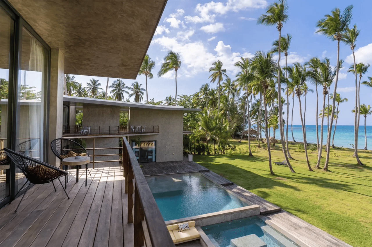 Beachfront Luxury Retreat: Contemporary Villa With Stunning Views and Unrivaled Amenities