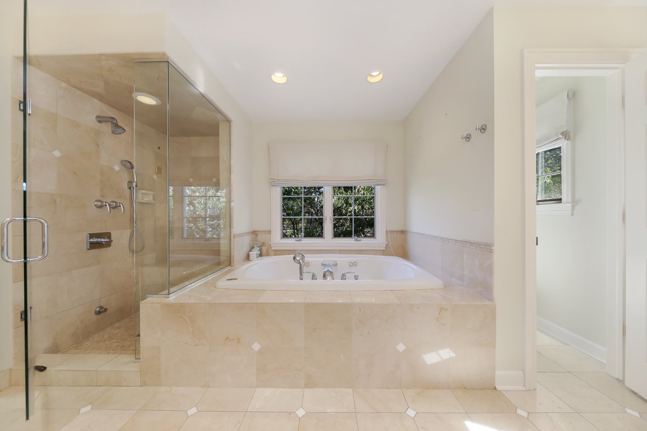 Accented with an array of modern finishes and features a sophisticated urban vibe.