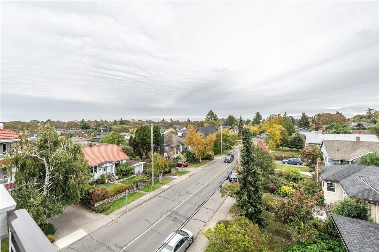 401-1765 Oak Bay Ave