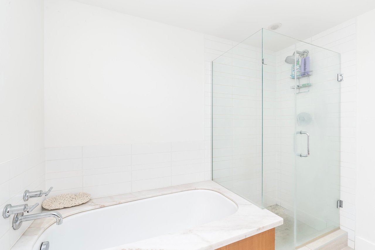210-5989 Iona Dr