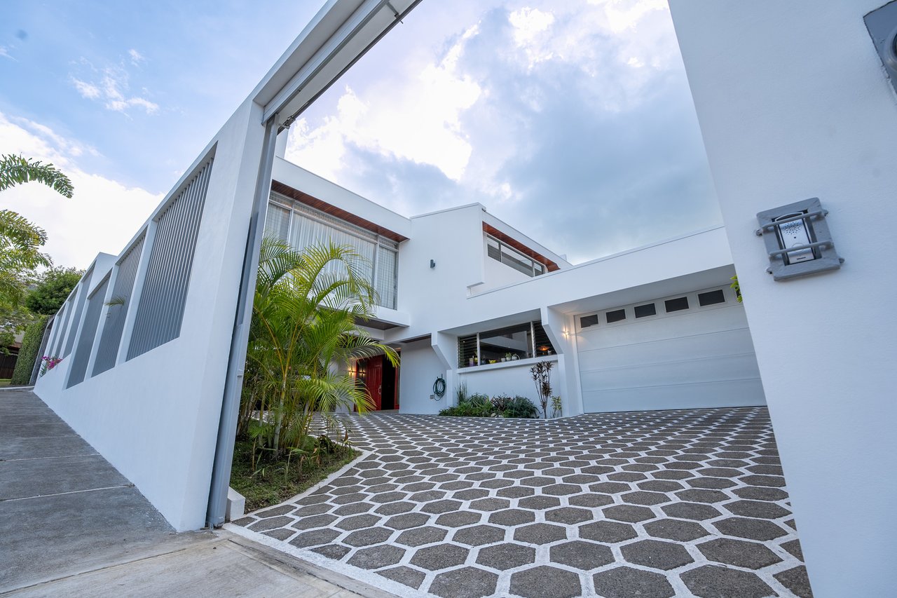 Designer Estate With Sauna, Escazu, San Jose