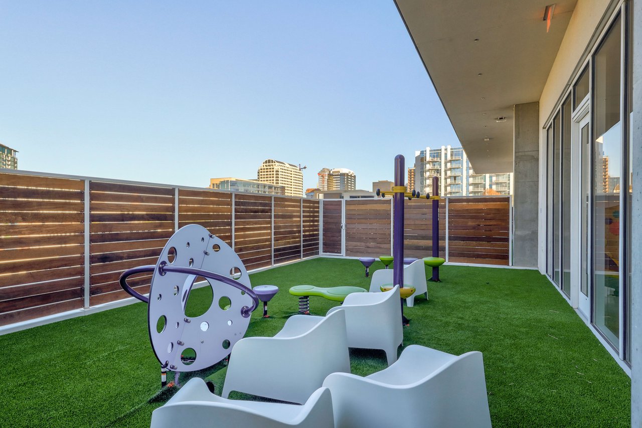 301 W Ave