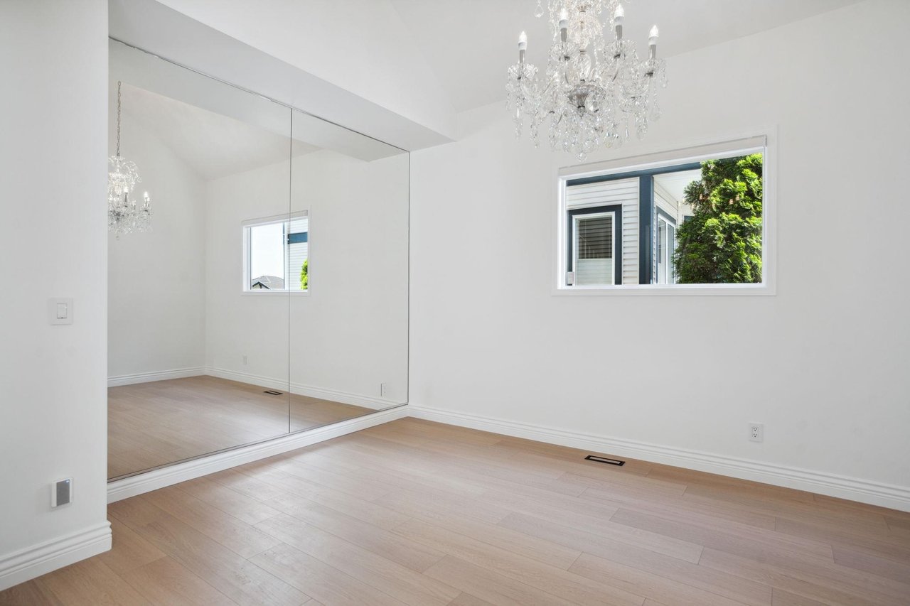 1699 Arbutus Pl