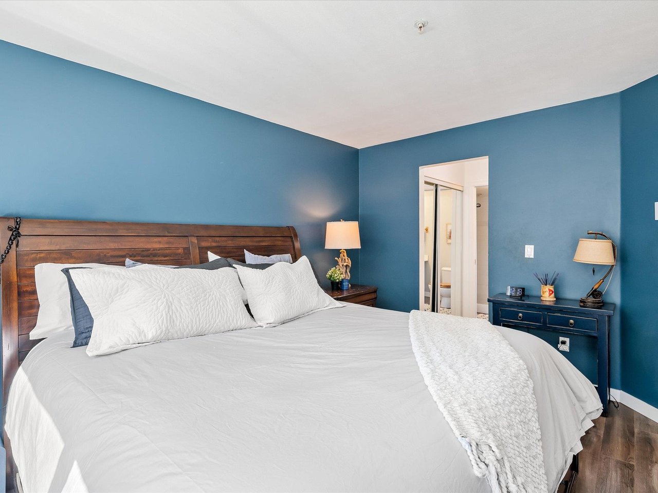 102-1460 Pemberton Ave