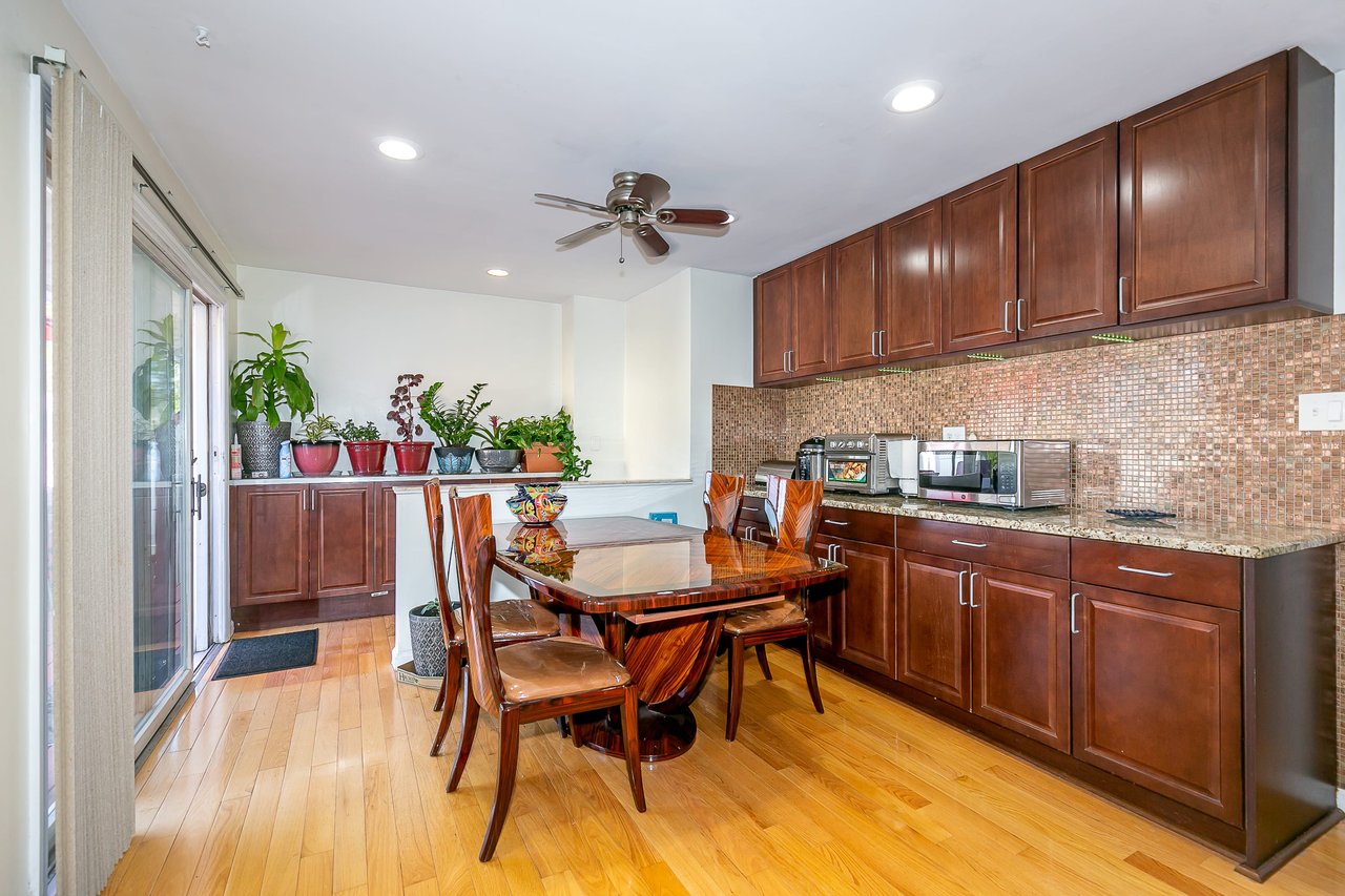 30 Gardner Ave, Hicksville