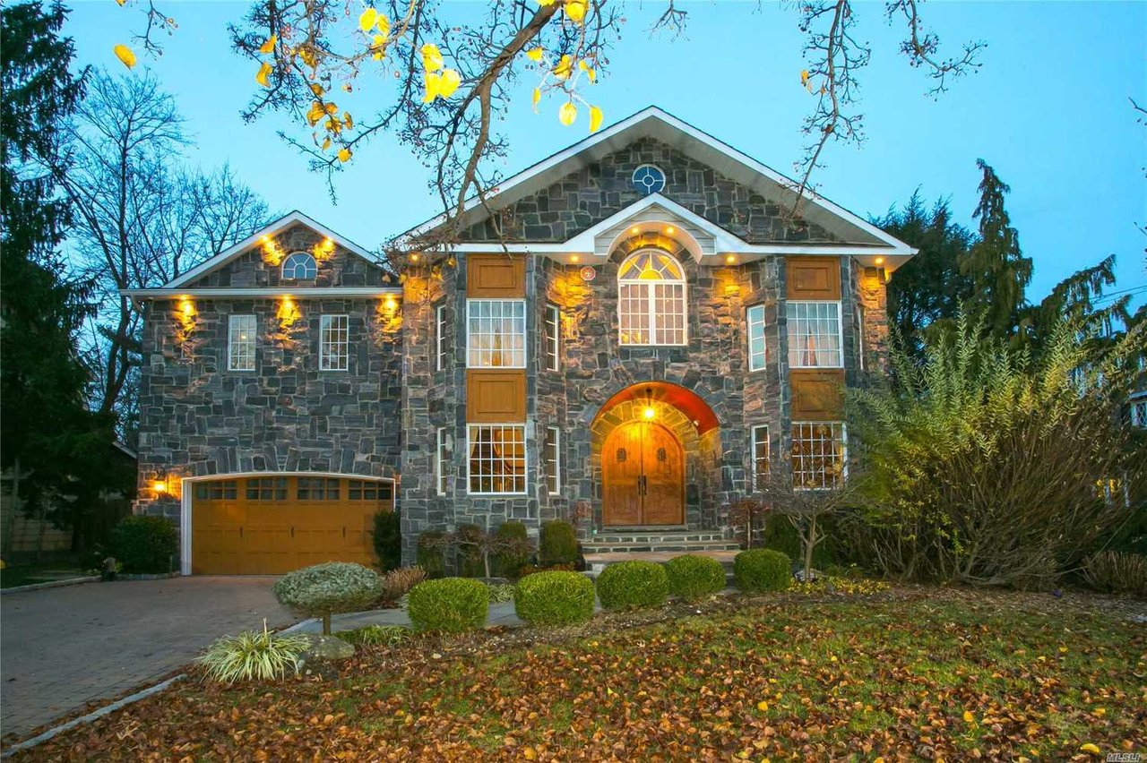 66 Meadowbrook Rd, Syosset