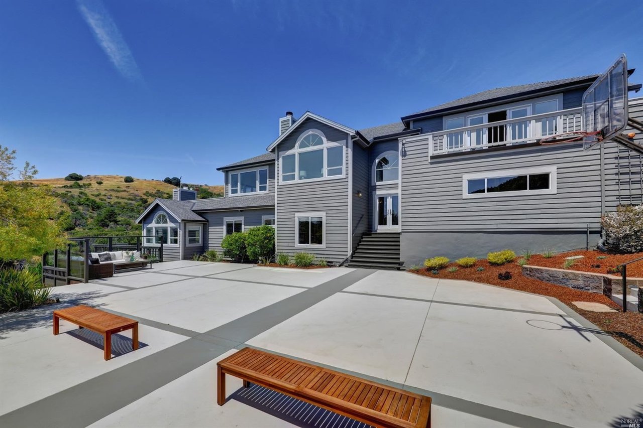 Contemporary Residence Adjacent to Open Space