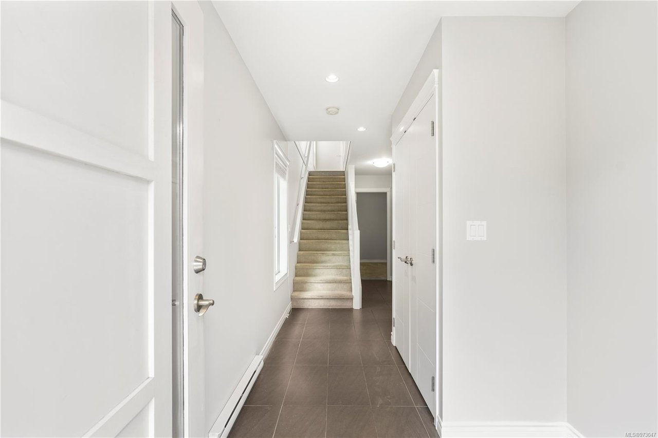 921 Whirlaway Cres