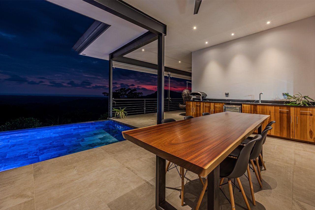 Solar Powered Infinity Pool Home, Ojochal, Puntarenas