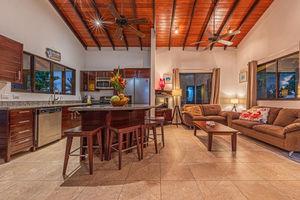 Whale Tail View Home, Dominical, Puntarenas