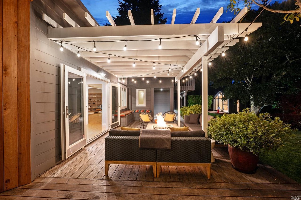 2 Cedarwood Ln