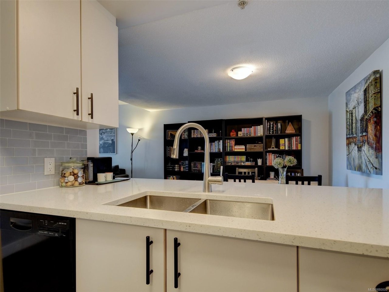 207-873 Esquimalt Rd